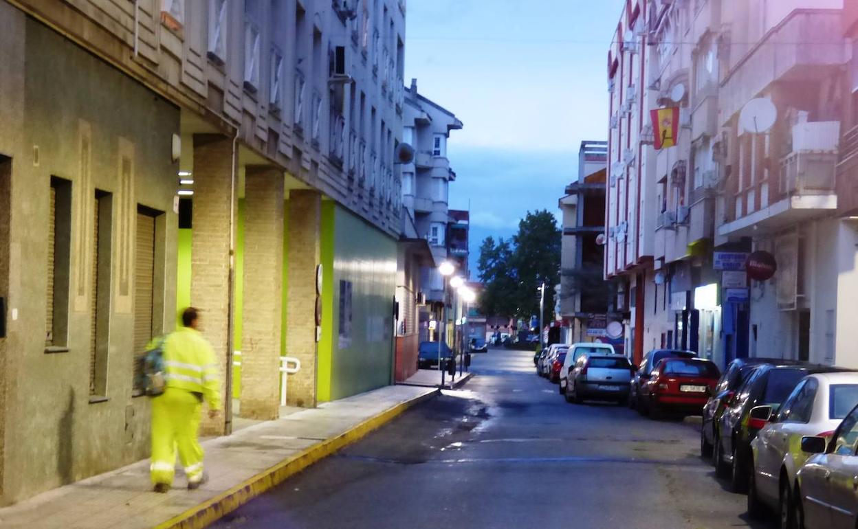 Vehículos estacionados en la calle Pablo Luengo 