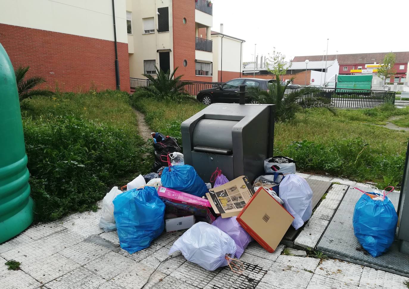 Basura acumulada junto a las viviendas de Navarrosa 2 