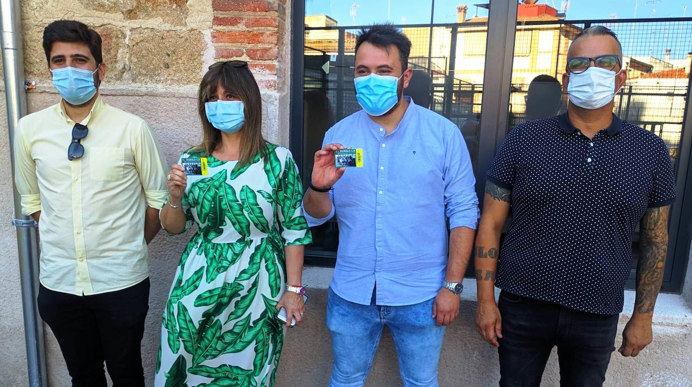 La alcaldesa y el concejal de Deportes con los primeros carnet 
