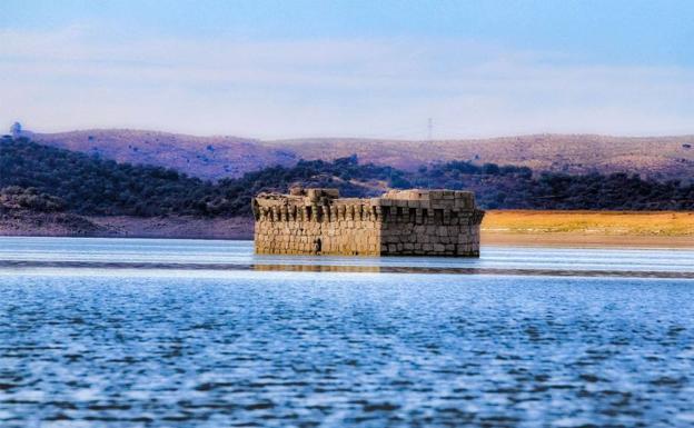 Torre de Floripes emergiendo de las aguas del pantano de Alcántara.