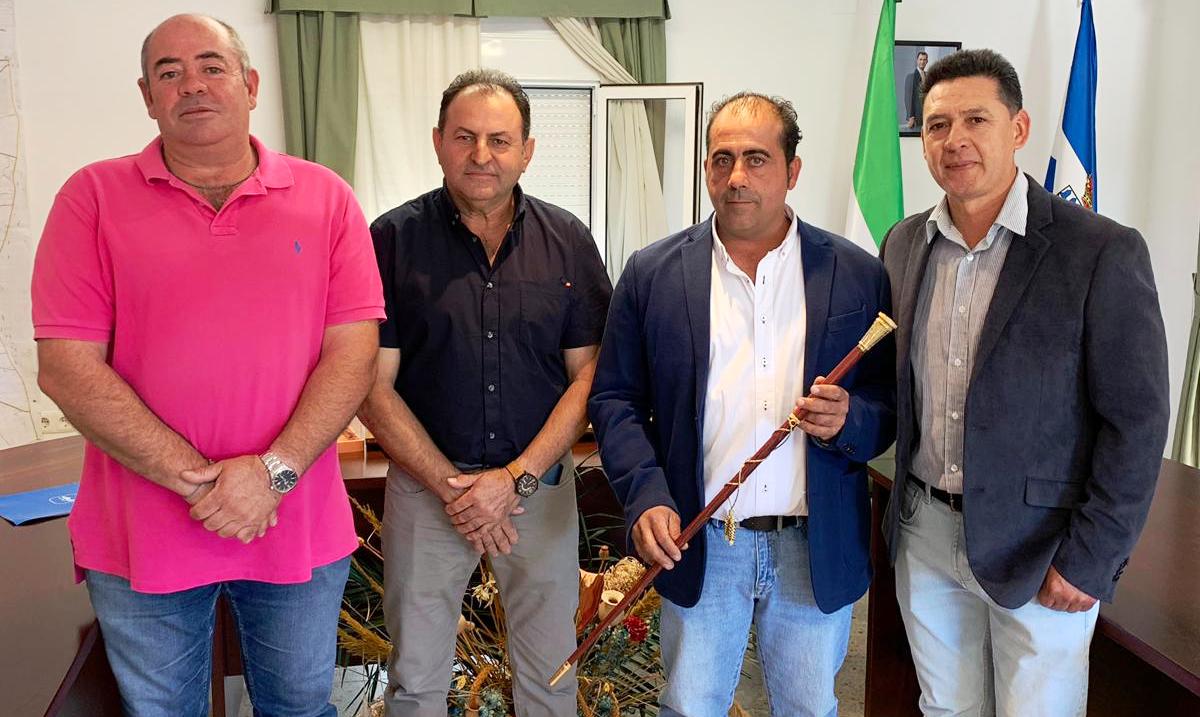 Julio Muñoz con la vara al hacerse cargo de la alcaldía 