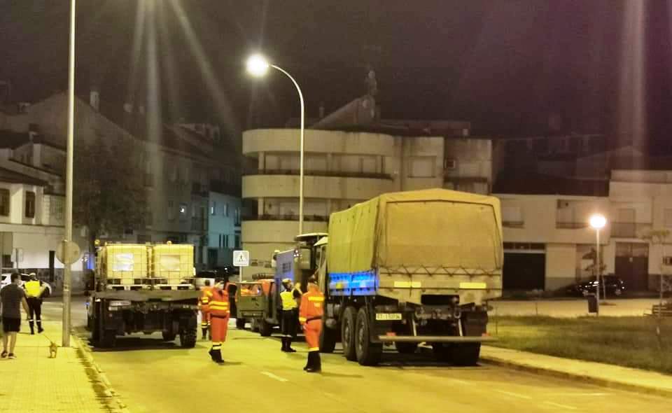Vehículos militares junto al pabellón Antonio Jara, centro logístico de la UME en Navalmoral 