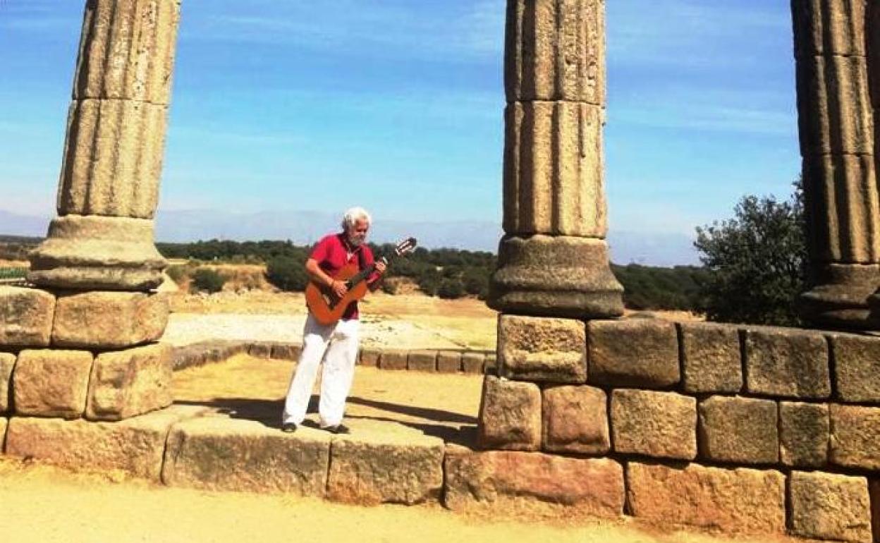 Gómez Naharro cantando en las ruinas romas de Talavera la Vieja 