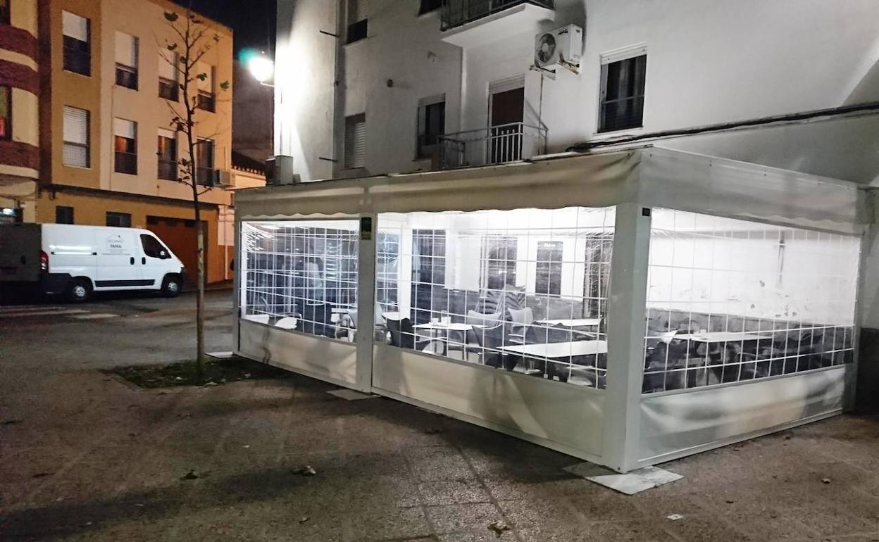 Terraza con velador junto al parque de los Colorines 