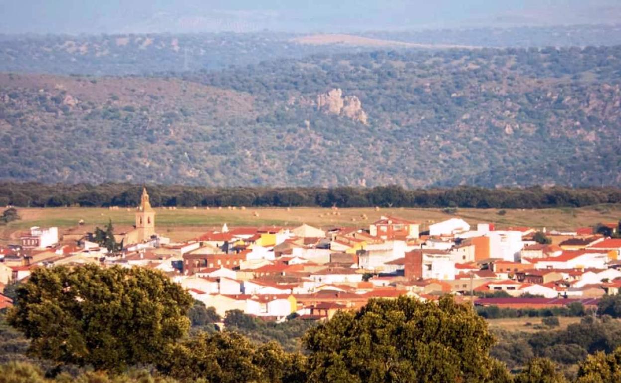 Peraleda de la Mata, con Peñaflor al fondo 