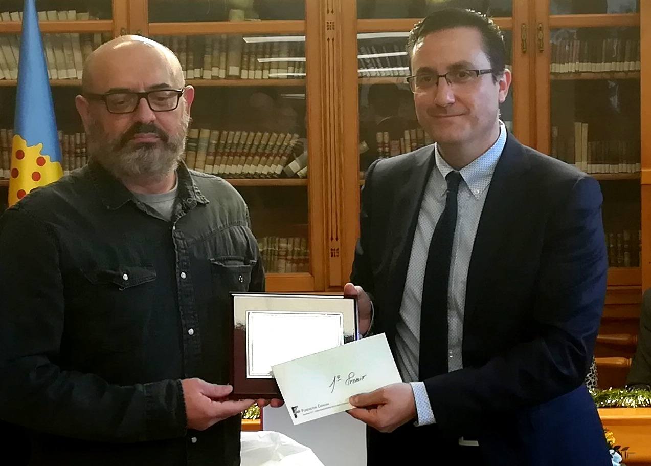 El ganador de la edición anterior con el director de la central nuclear de Almaraz 