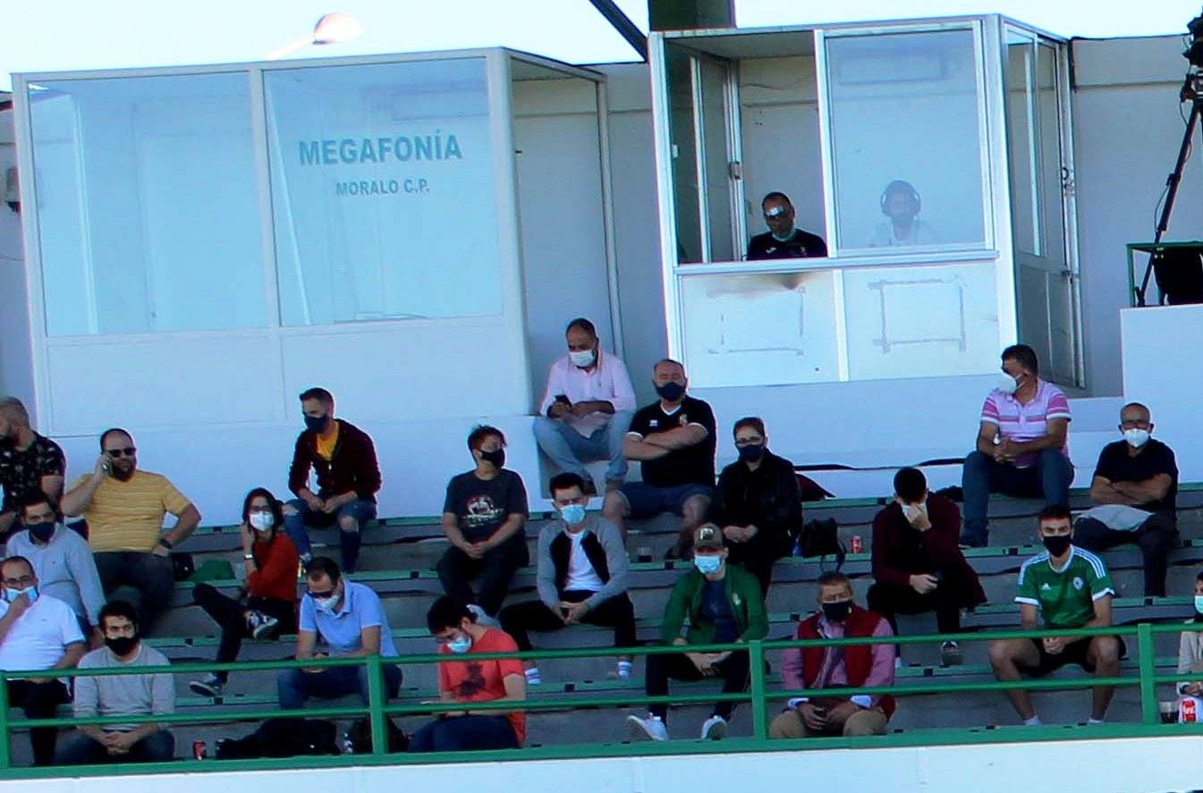 En la grada con mascarilla y distancia 