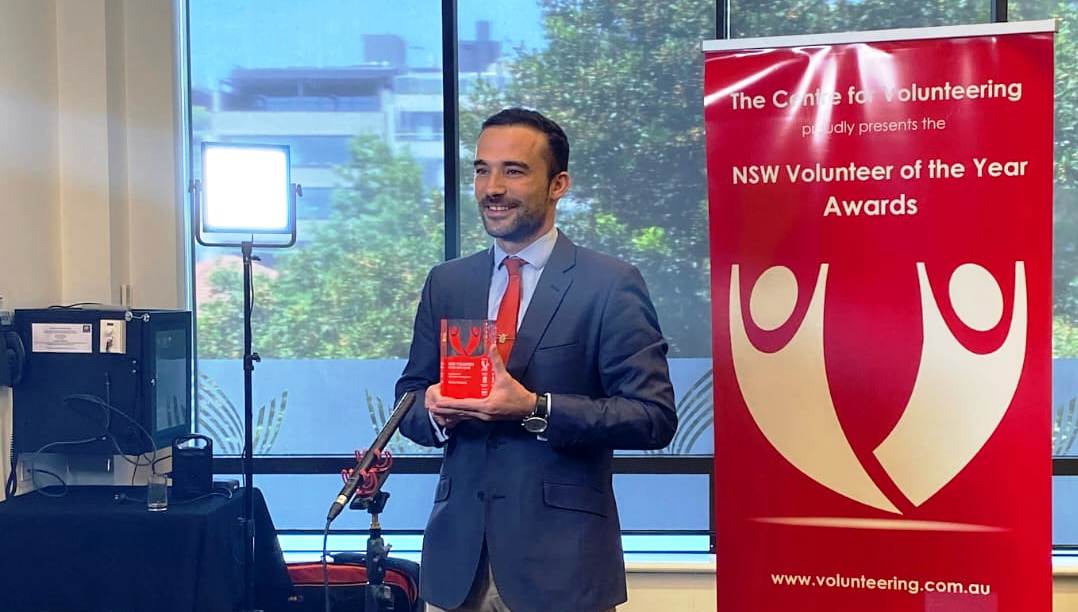 Mussons muestra el galardón recibido en el estado de Nueva Gales del Sur 