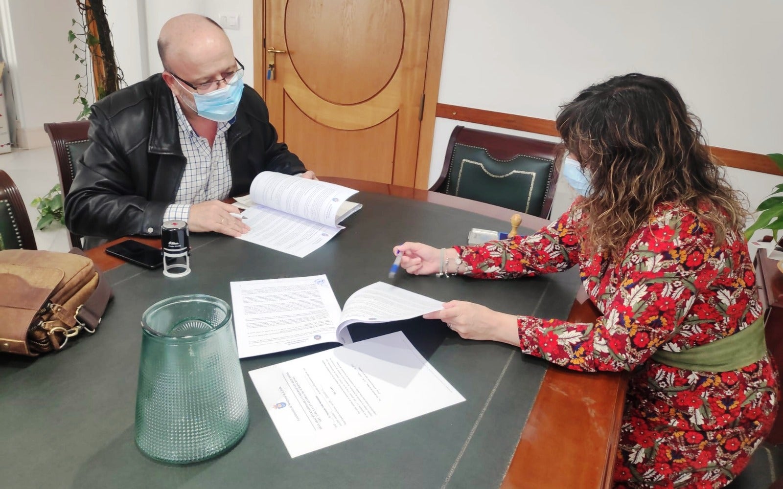 Fernando Solís y Raquel Medina en el despacho de alcaldía 