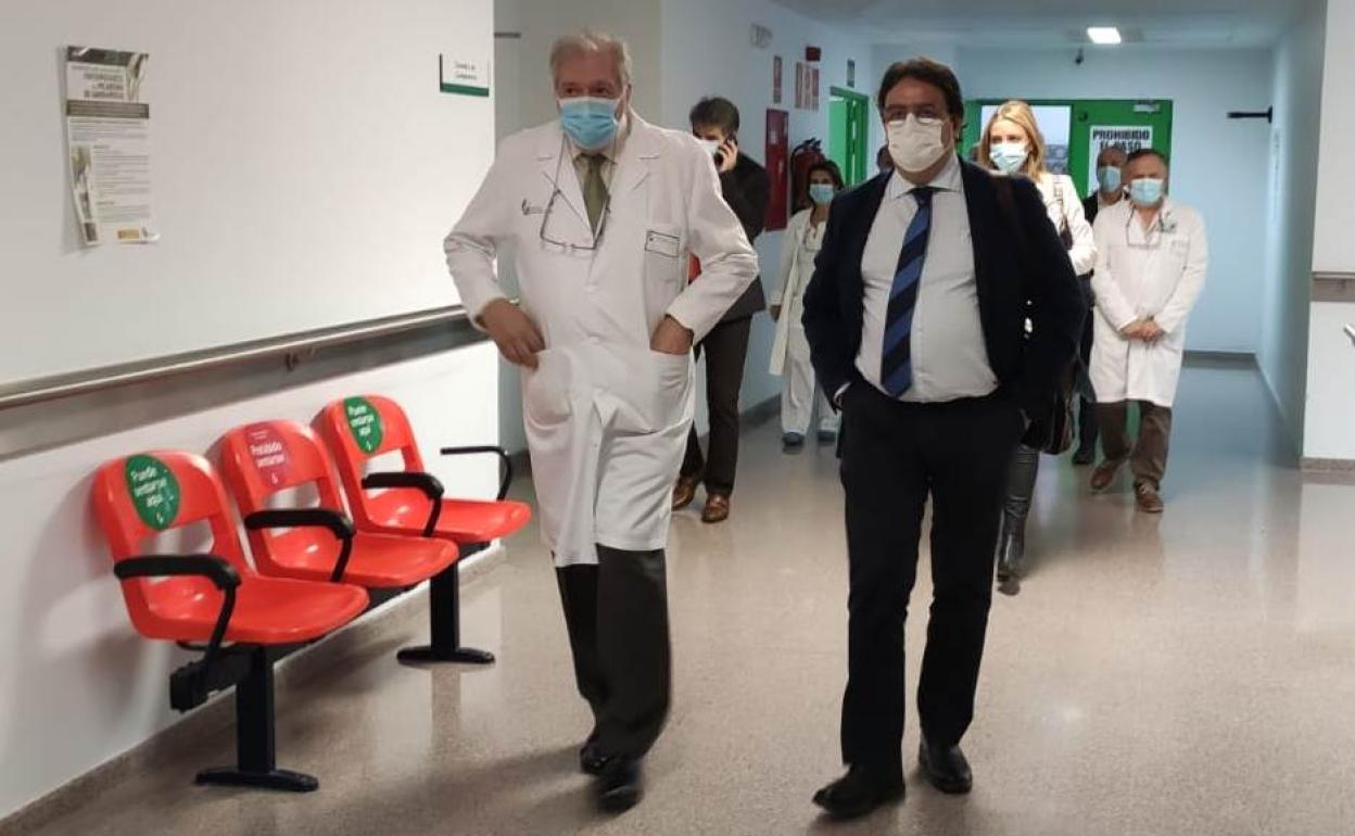 José María Vergeles en su visita al hospital Campo Arañuelo 