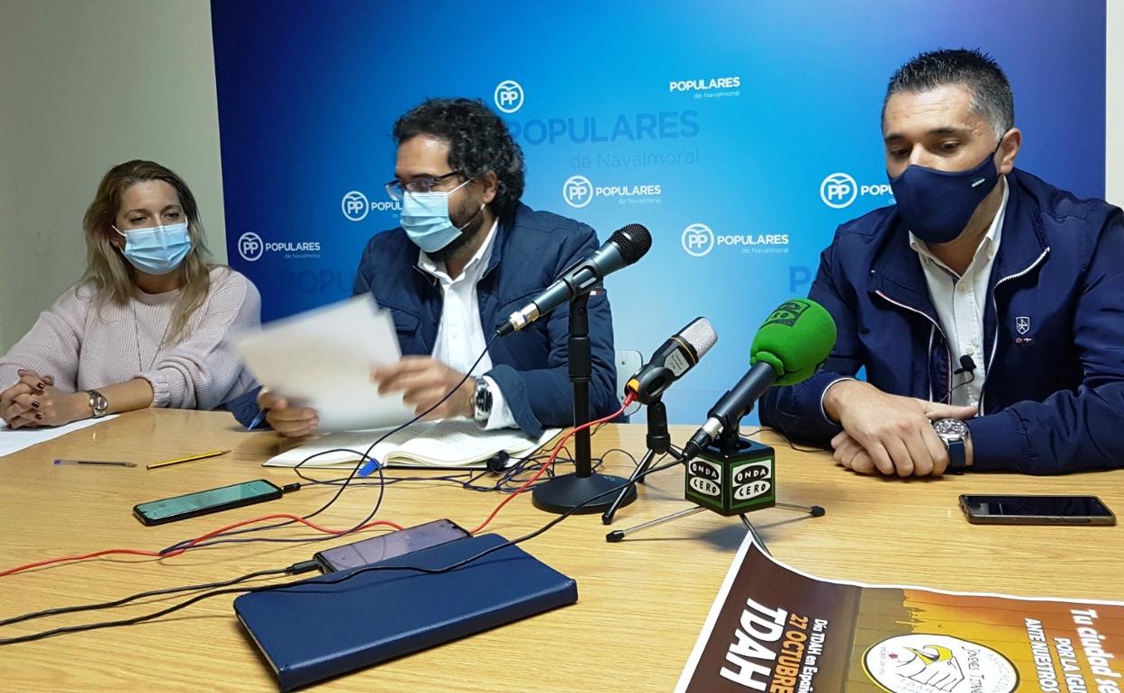 Nuria Camacho con Jaime Vega y Luis Martín Recuero en la comparecencia del miércoles 