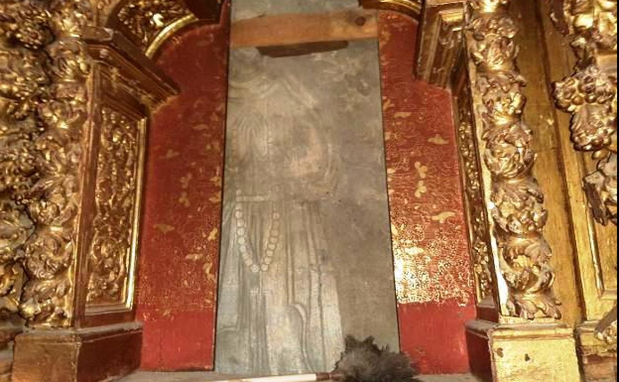 Hallan un retablo esgrafiado con una virgen del siglo XVI a tamaño natural en Peraleda de la Mata