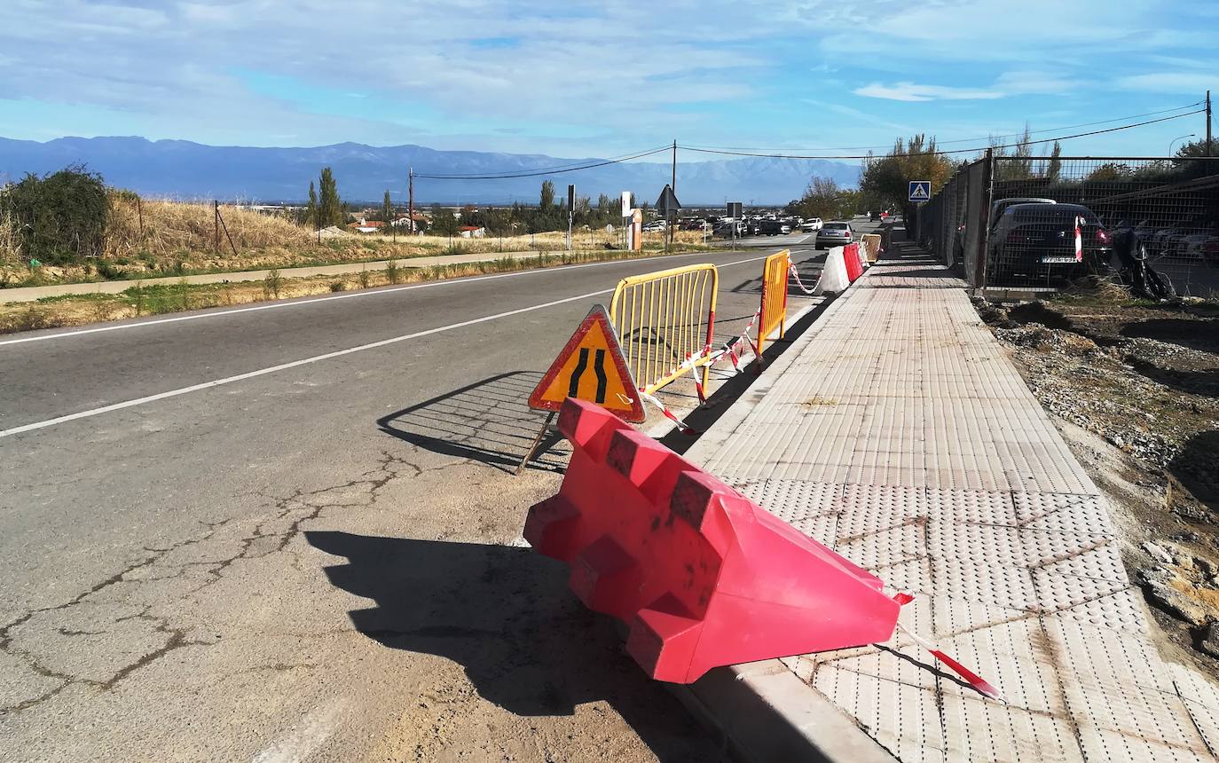 Las vallas siguen de adorno, con la acera terminada hace tiempo 