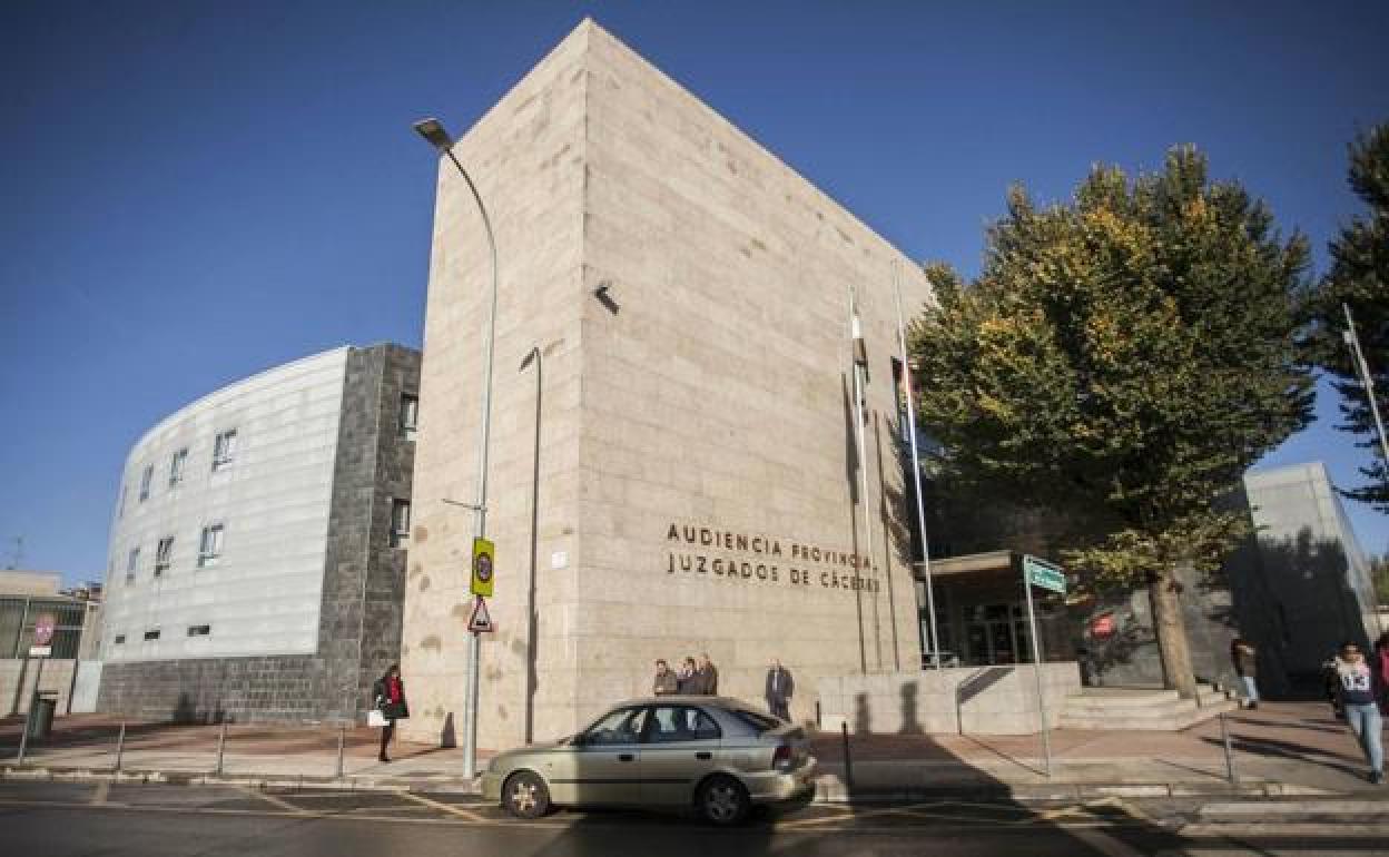 Condenan a una pareja de Navalmoral a pagar 6.000 euros al vecino de abajo por amargarle la vida