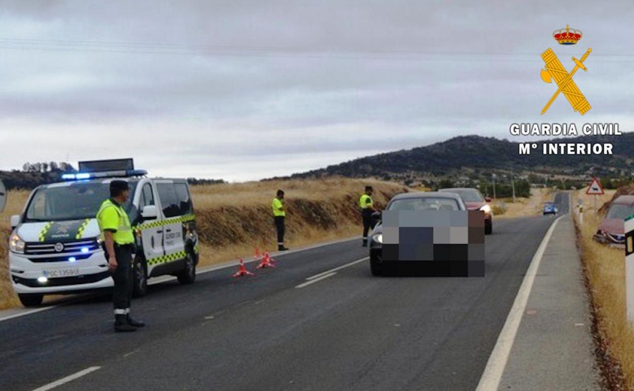 Agentes de la Guardia Civil en un accidente de tráfico 