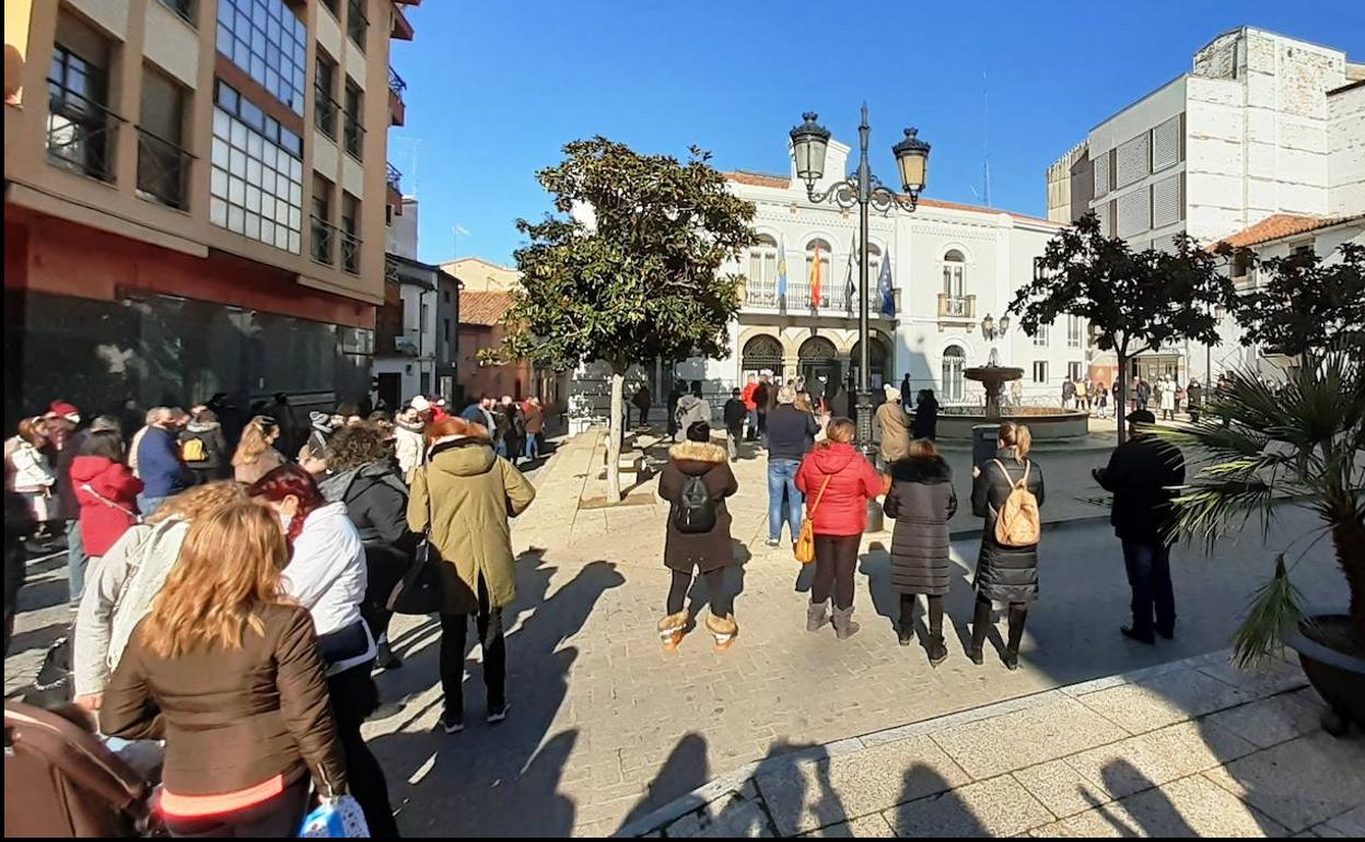 Comerciantes y hosteleros se reúnen con el gobierno municipal tras concentrarse de nuevo en la plaza
