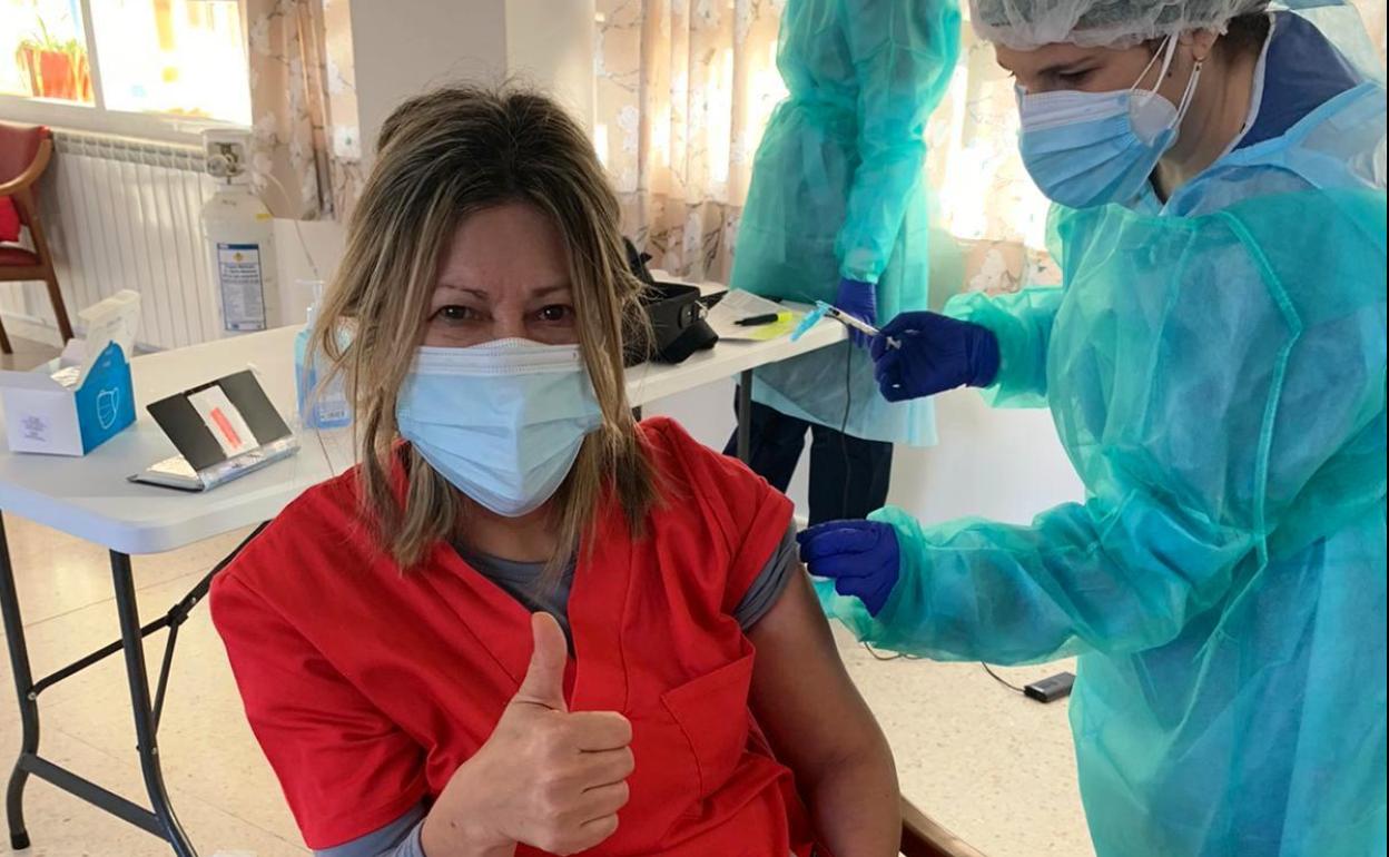 Empiezan a vacunar al personal del hospital Campo Arañuelo, mientras se completa el proceso en las residencias