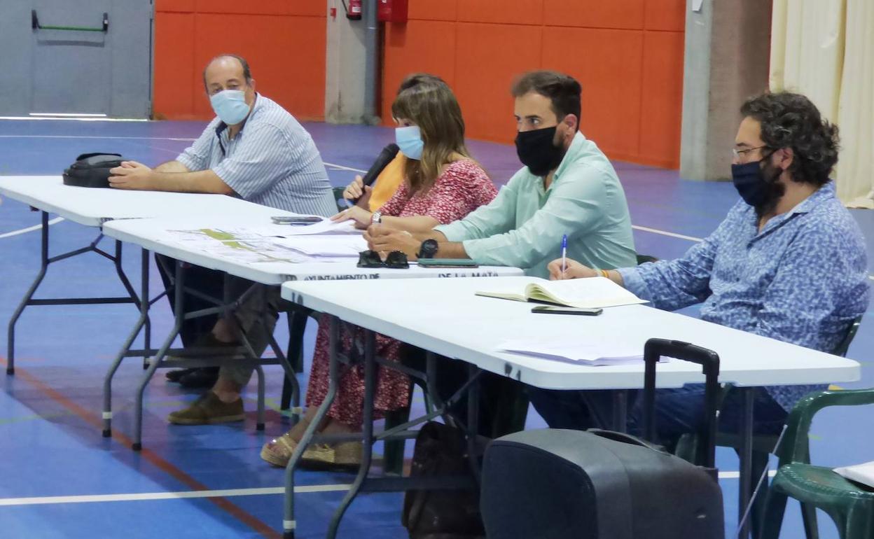 La alcaldesa y varios portavoces municipales en la reunión sobre las alegaciones 