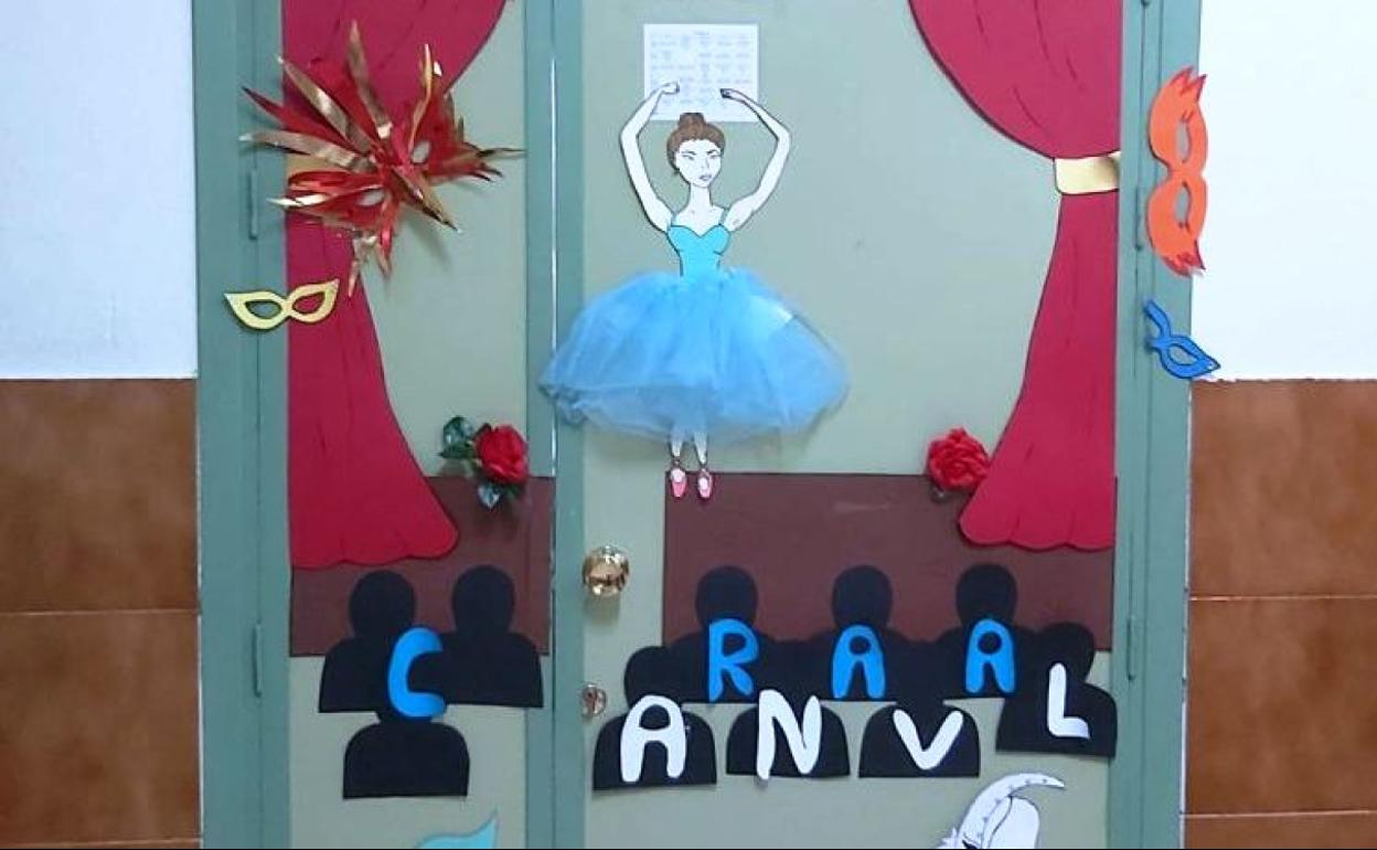 Una de las puertas decoradas con motivos de Carnaval 