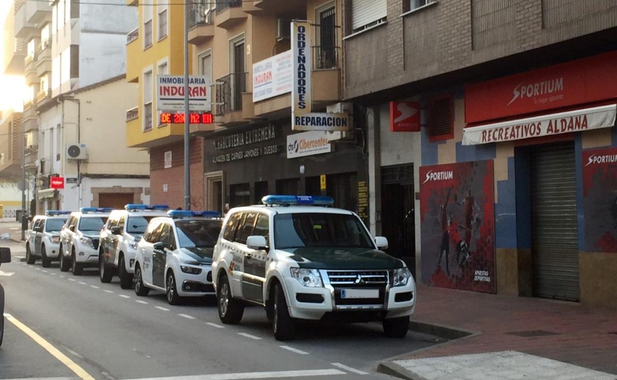 Amplio despliegue policial en un bloque de la calle Antonio Concha