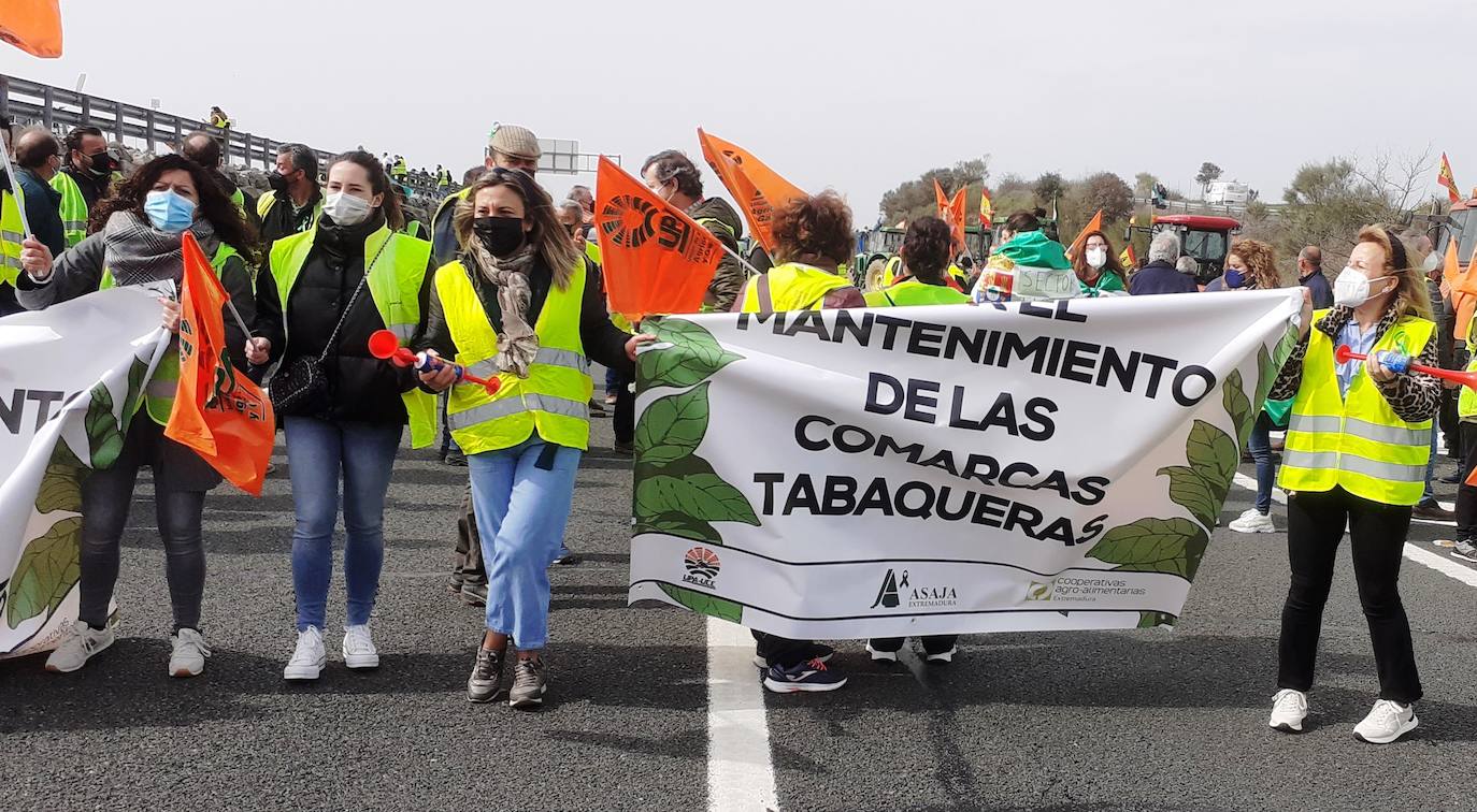 Yolanda, a la izquierda, cortando la autovía 