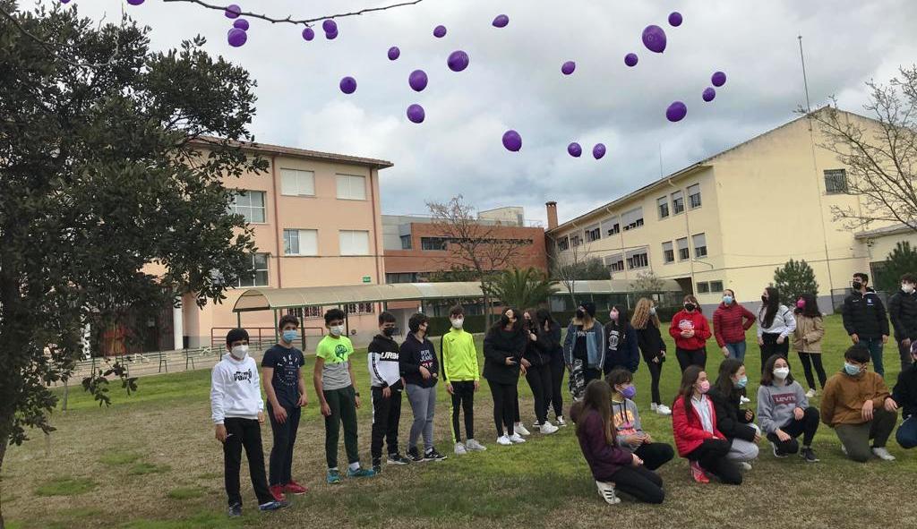 La suelta de globos se ha repetido en colegios e institutos, como en el Zurbarán 