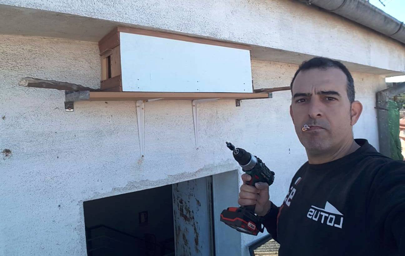 David González en plena tarea de instalación de un nido 