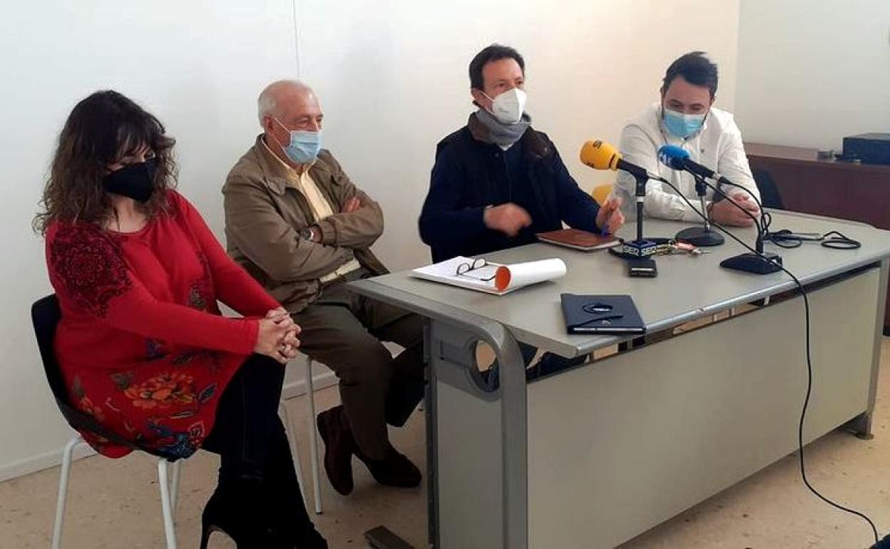 El director del colegio, Alfredo Casas, dando a conocer detalles del traslado 
