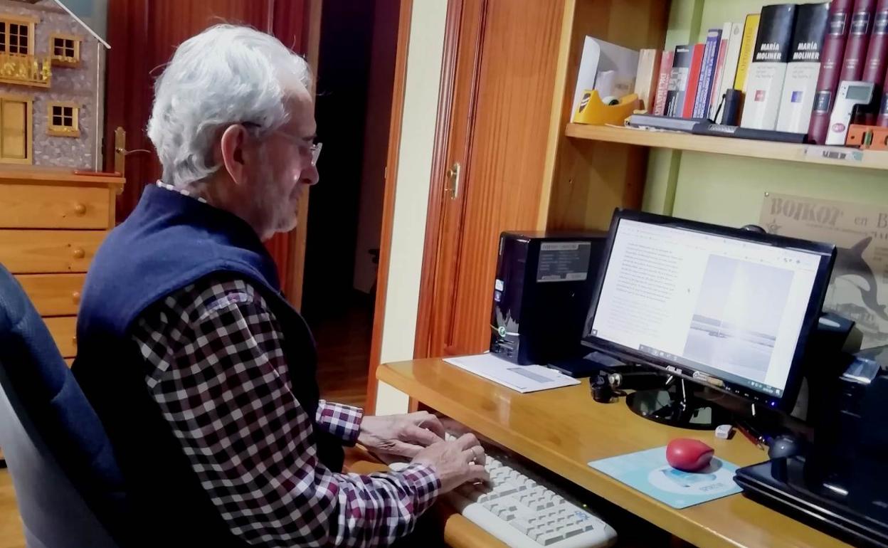 El autor del texto al ordenador 