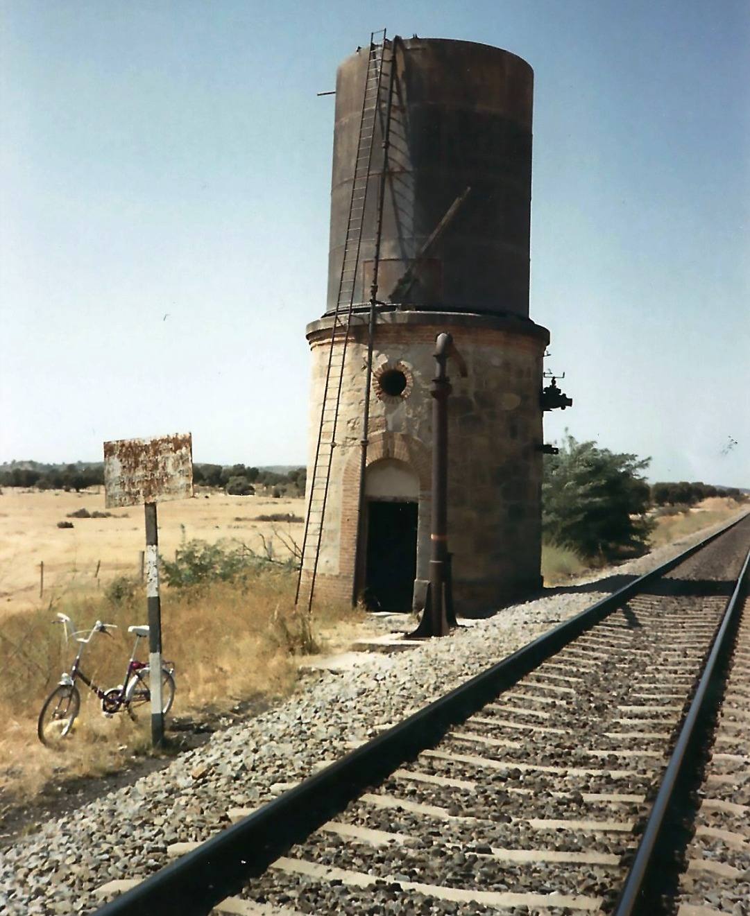 Torreta de surtidor de agua para las máquinas de ferrocarril. Aguada arroyo Santa María.