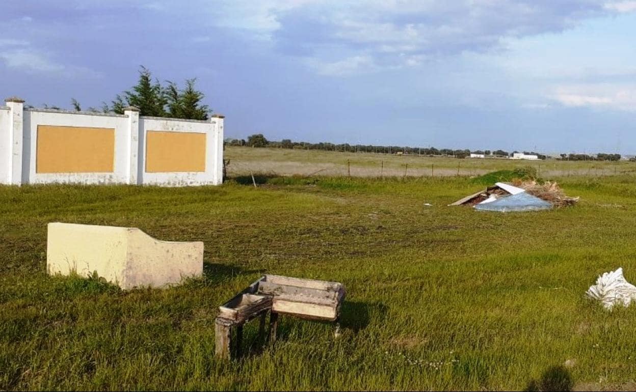 El parte también recoge sanciones por el vertido de enseres en el campo 