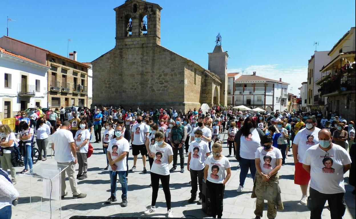 Cerca de 200 personas se concentran en Bohonal de Ibor pidiendo respuestas a la ausencia de Rosalía