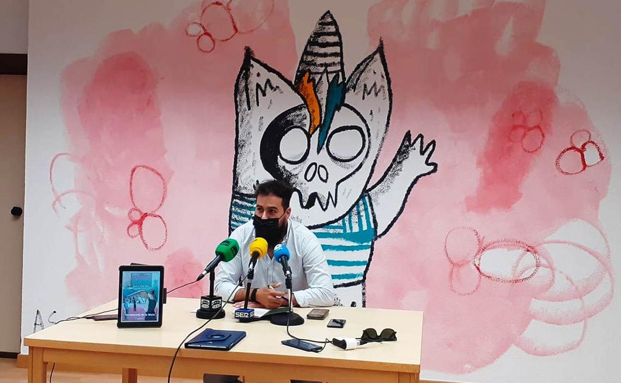 Pedro Fernández presentó el programa en la biblioteca municipal 