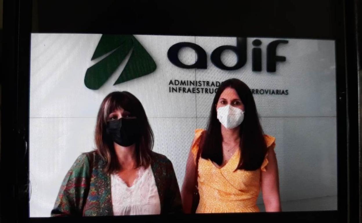 La alcaldesa entrega a la presidenta de ADIF las firmas que piden soterrar las vías del tren de alta velocidad