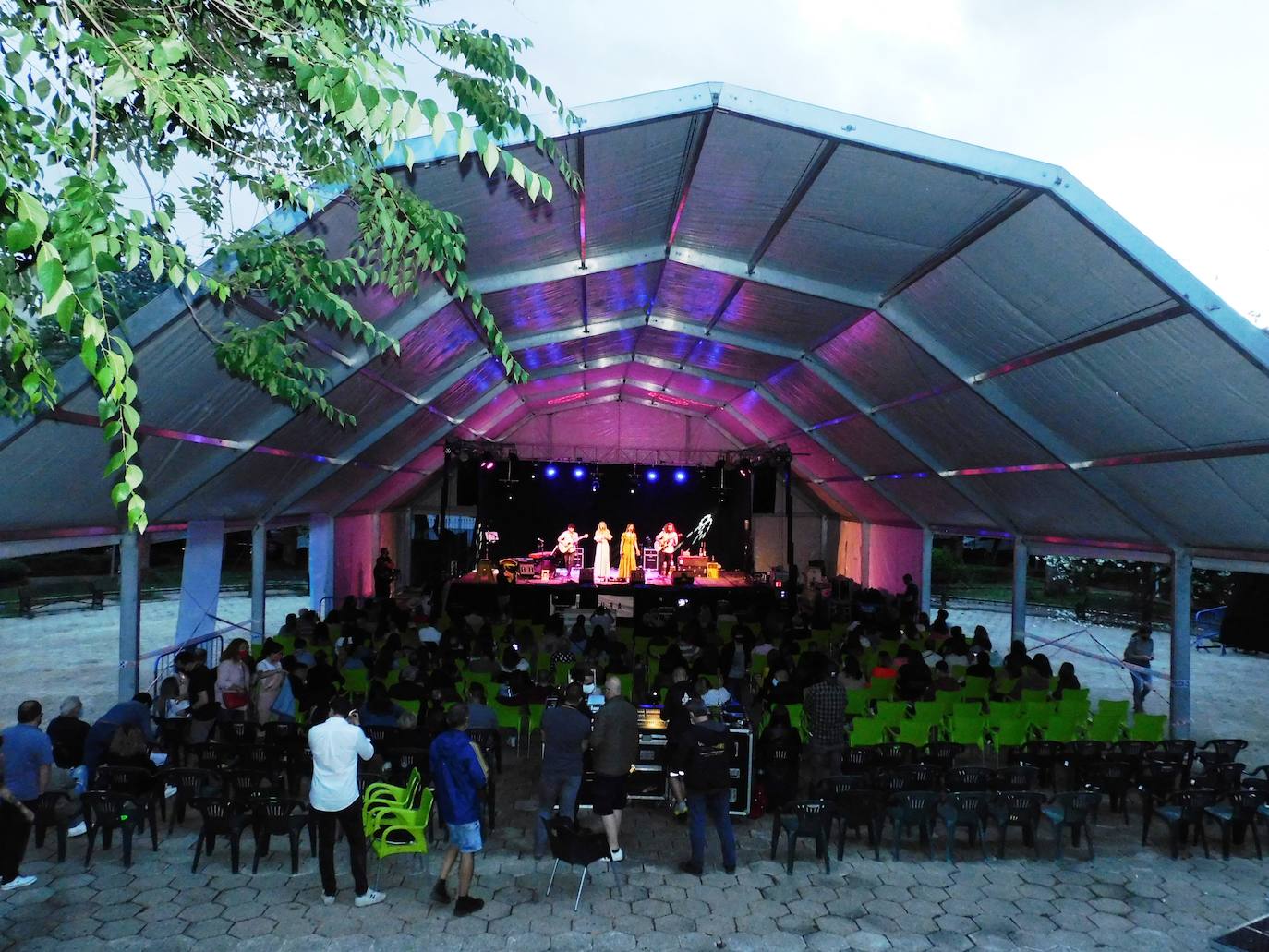 Una enorme carpa protegió de la lluvia a músicos y espectadores 