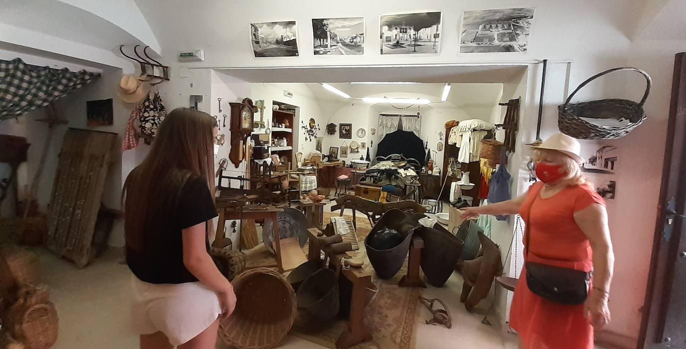 Angelines muestra el interior del pequeño museo 