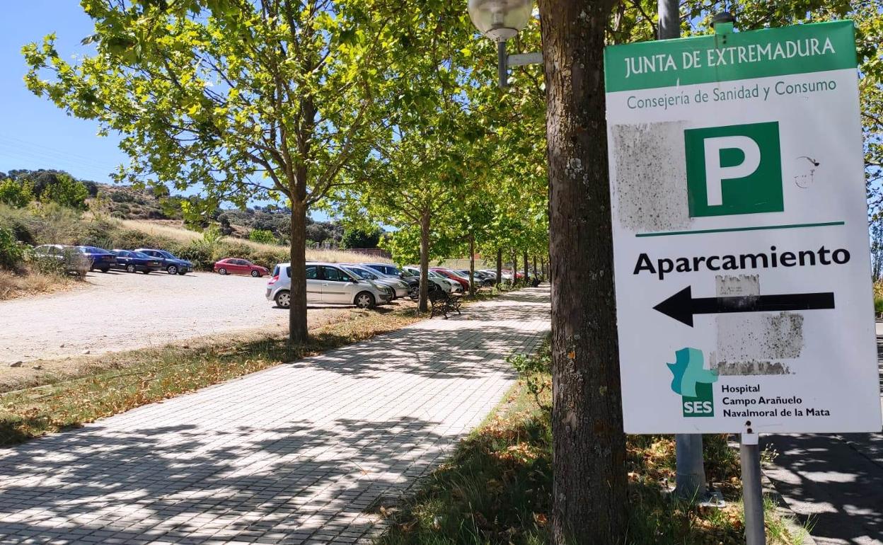 El Ayuntamiento acondicionará el aparcamiento en tierra del hospital