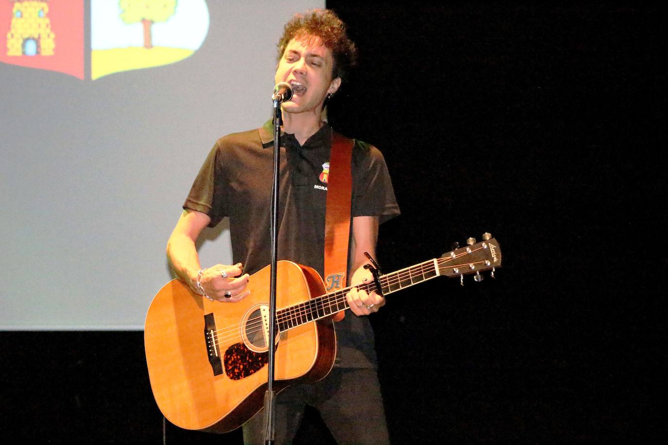 Alex Martín cantó el himno del Moralo 