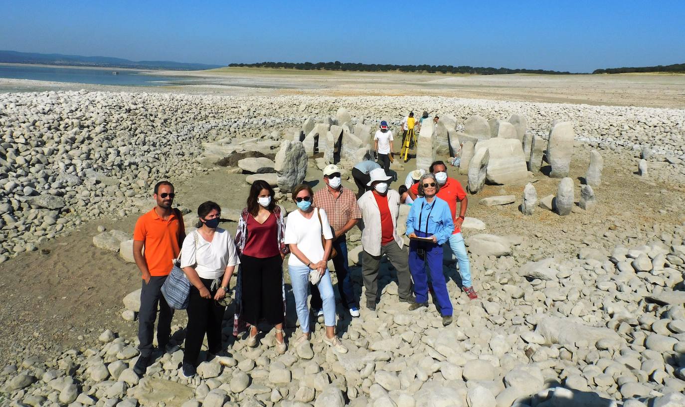 Las autoridades con parte del equipo de trabajo 