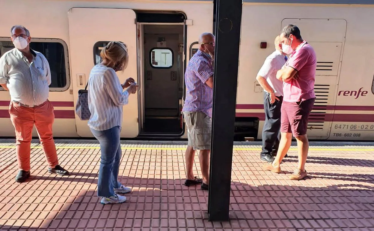 Los pasajeros esperando poder reanudar el viaje 