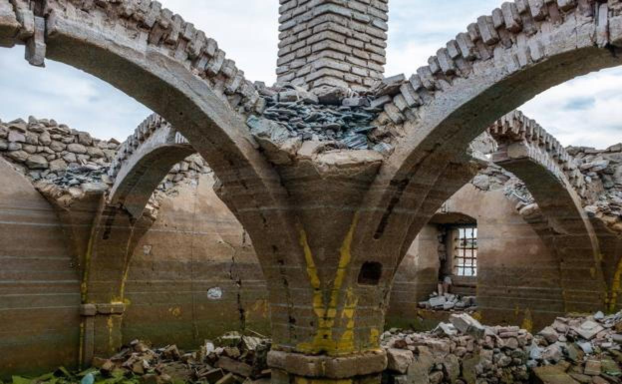 La bajada de Valdecañas saca a flote los restos de un antiguo convento