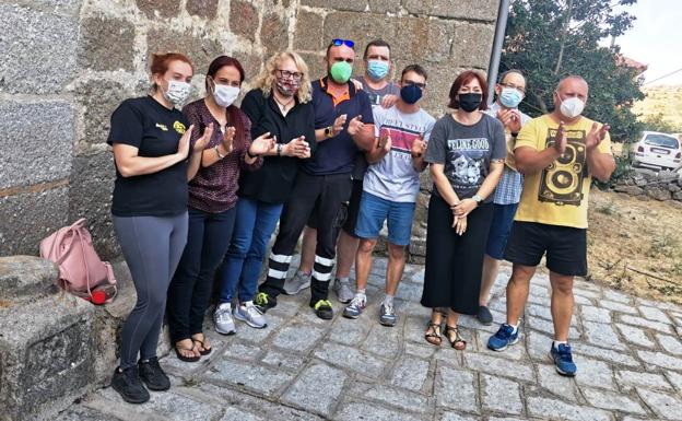 Los voluntarios moralos con la alcaldesa y varios vecinos
