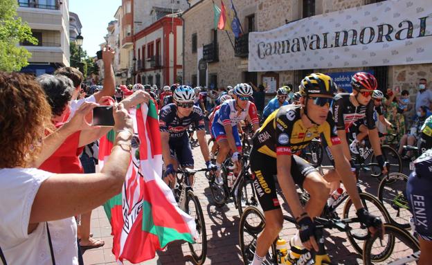 El pelotón a su paso por el peatonal