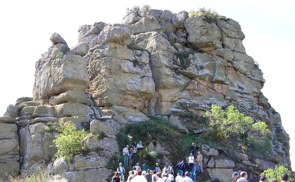 Senderistas frente a la atalaya de Peñaflor