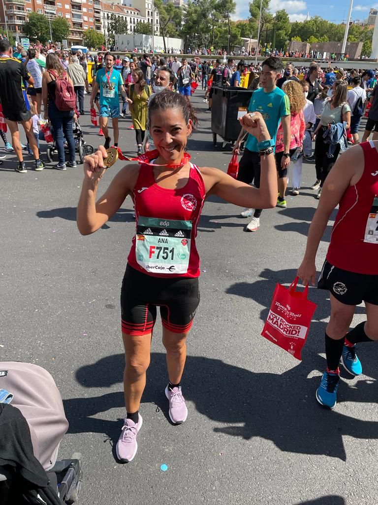 Ana Ruiz contenta tras completar su primera maratón 