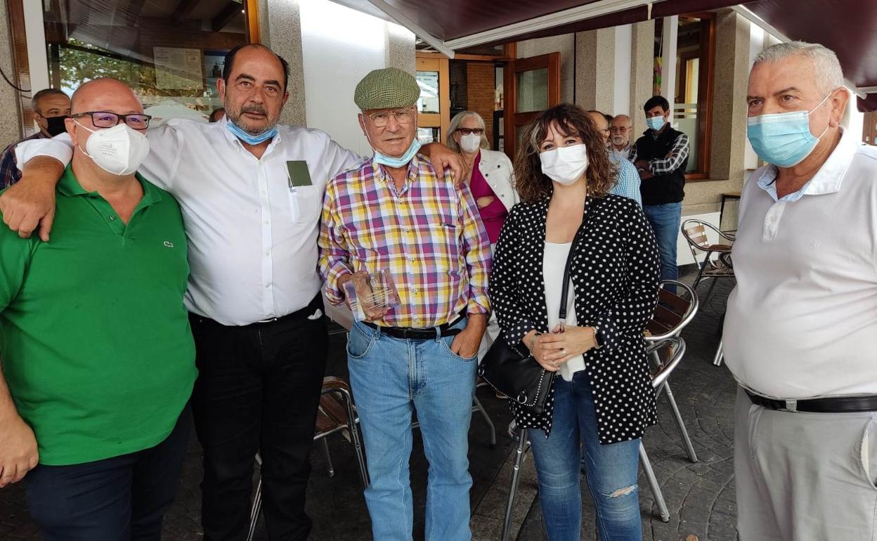 Juan Manuel Álvarez Rosas en el centro, con la placa recibida 