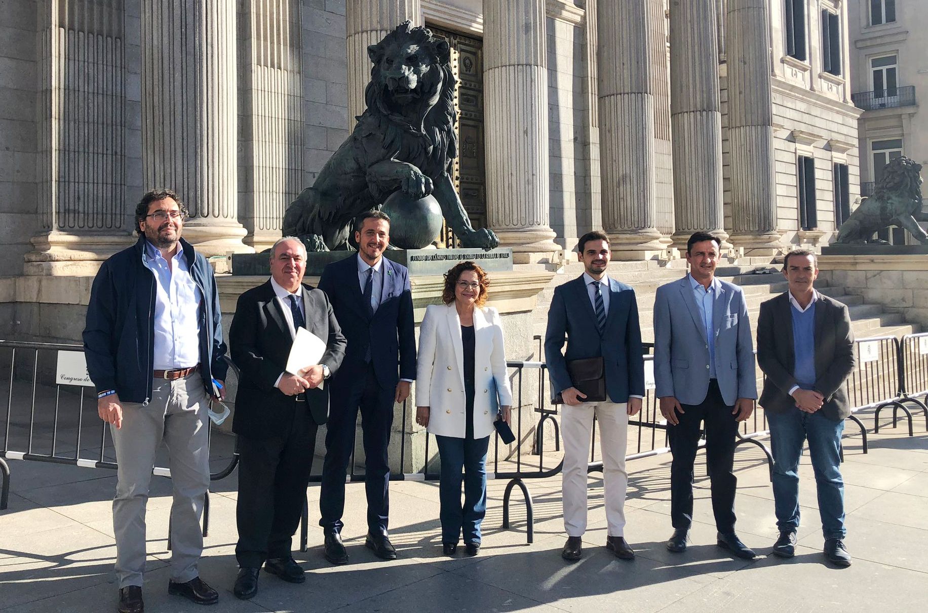Representantes populares a las puertas del Congreso 