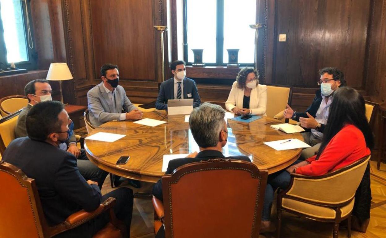 La reunión se celebró en la Sala de la Chimenea del Congreso 