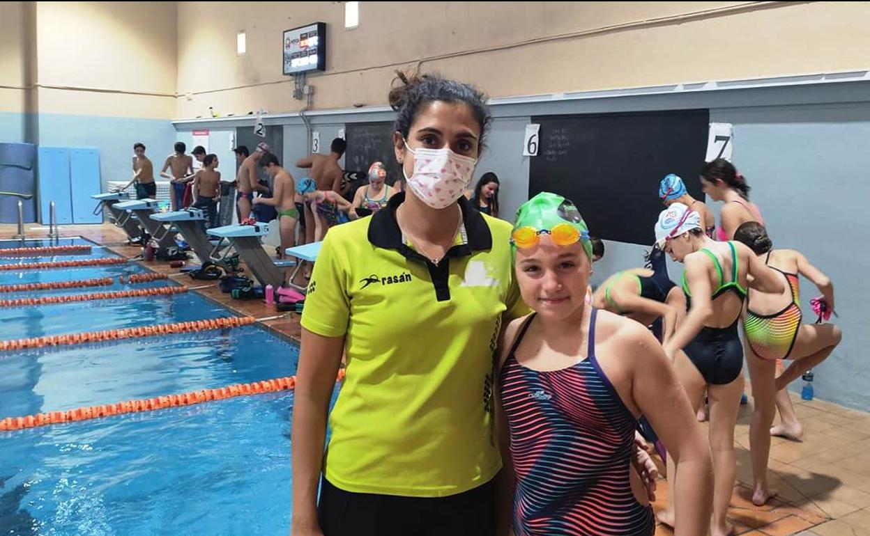 Lucía Carvajal en Mérida con su entrenadora, Marta Marcos.