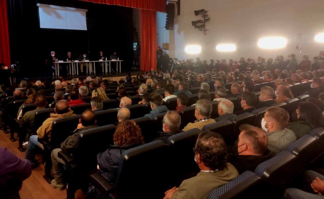 La asistencia a la asamblea fue masiva 